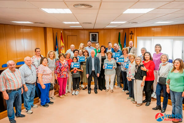 El Ayuntamiento de Roquetas destaca a los ganadores del certamen de Cruces de Mayo con la entrega de galardones por parte del alcalde El alcalde de Roquetas preside la ceremonia de premios a las mejores Cruces de Mayo del municipio