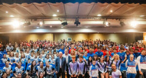 El Consistorio roquetero premia a los equipos y atletas locales por su sobresaliente desempeño en la presente temporada El Ayuntamiento de Roquetas reconoce la excelencia de sus deportistas en una gala