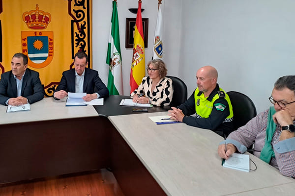En La Mojonera, la Junta Local de Seguridad destaca la reducción de delitos y solicita aumentar la vigilancia en las fiestas patronales La Junta Local de Seguridad de La Mojonera celebra la bajada delictiva y reforzará la vigilancia en fiestas