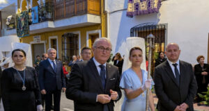 La Virgen del Saliente desfila portando el Escudo de Oro otorgado por la Villa de Albox La Virgen del Saliente luce el Escudo de Oro de Albox durante su procesión