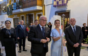 La Virgen del Saliente desfila portando el Escudo de Oro otorgado por la Villa de Albox La Virgen del Saliente luce el Escudo de Oro de Albox durante su procesión