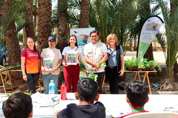 Taller de etnobotánica en el Palmeral, instruye a estudiantes de Vera sobre características y aplicaciones de las plantas Estudiantes de Vera exploran los secretos de las plantas en un taller etnobotánico en el Palmeral